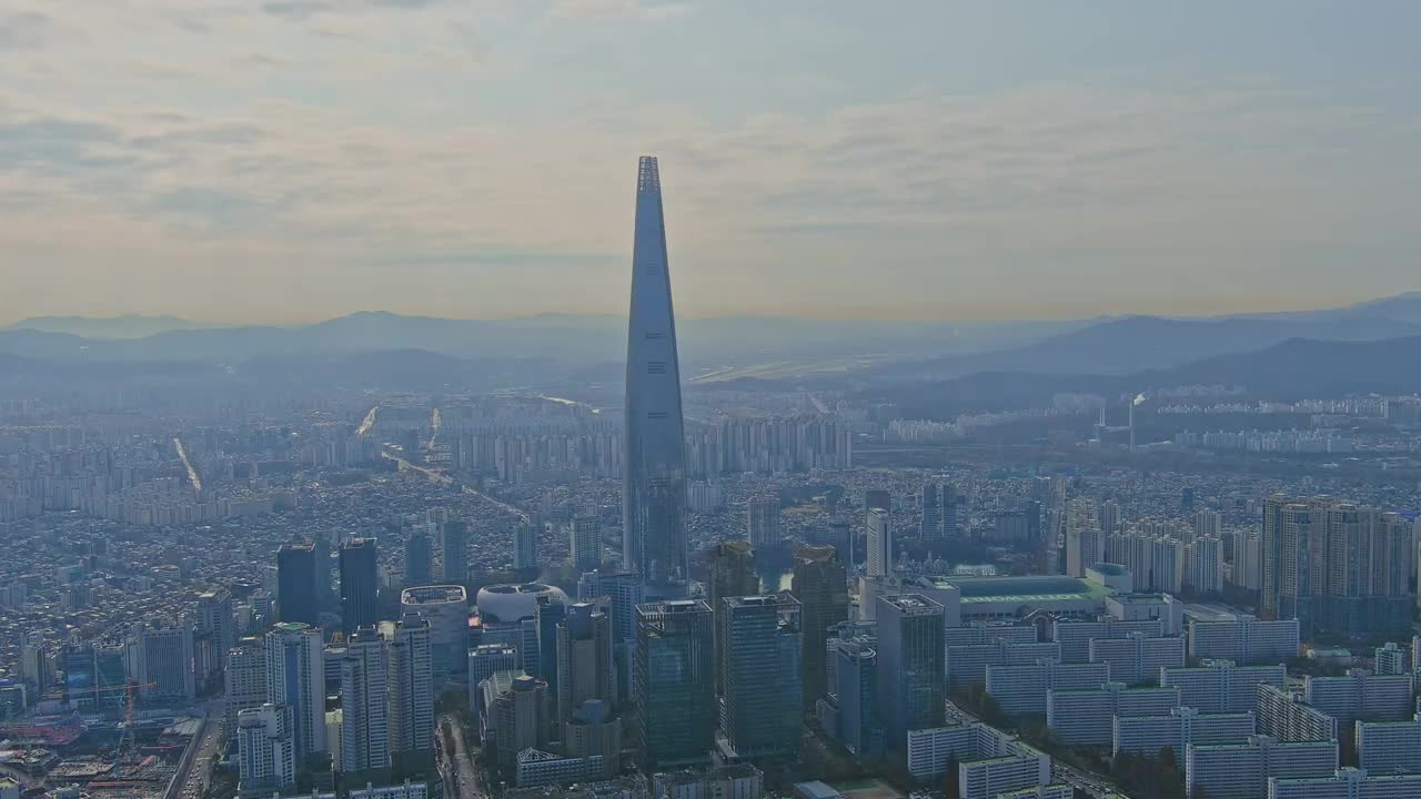 蚕室、石村湖、乐天世界大厦、乐天世界、公寓及其周边/首尔松坡区视频素材