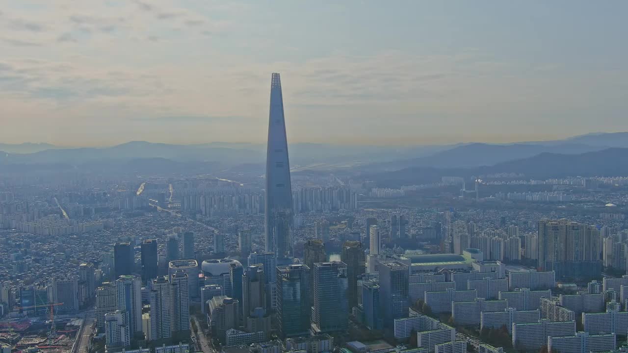 蚕室、石村湖、乐天世界大厦、乐天世界、公寓及其周边/首尔松坡区视频素材