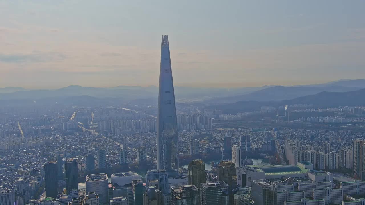 蚕室、石村湖、乐天世界大厦、乐天世界、公寓及其周边/首尔松坡区视频素材