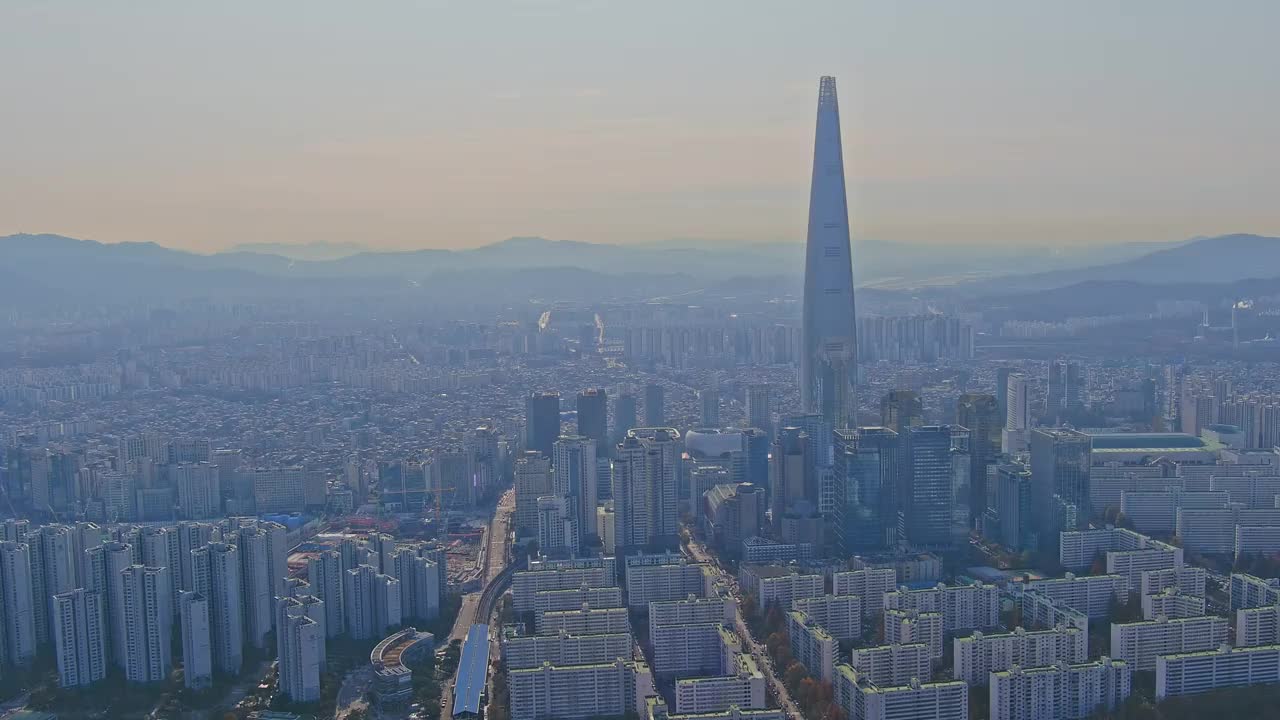 蚕室、石村湖、乐天世界大厦、乐天世界、公寓及其周边/首尔松坡区视频素材