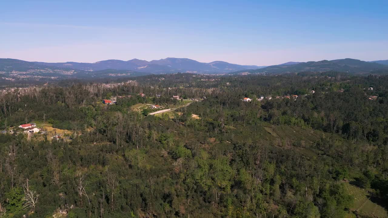 维罗纳附近的村庄被茂密的树木包围的乡村景观全景。空中拍摄视频素材