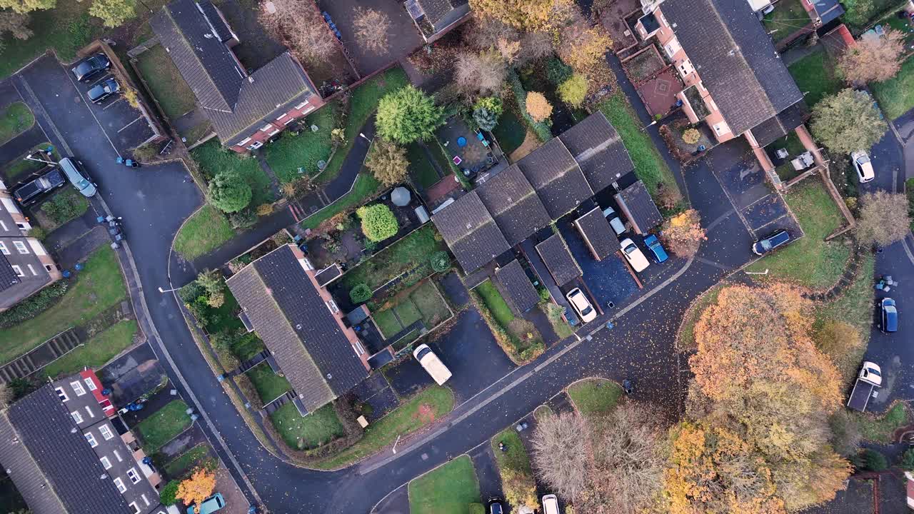 英国郊区生活和住宅街道鸟瞰图视频素材