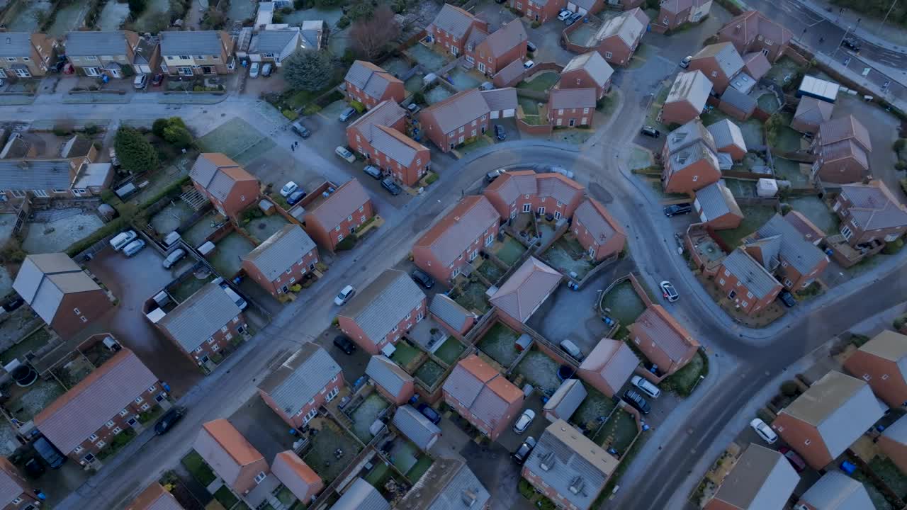 在霜冻的英国早晨鸟瞰图上新建住宅区视频下载