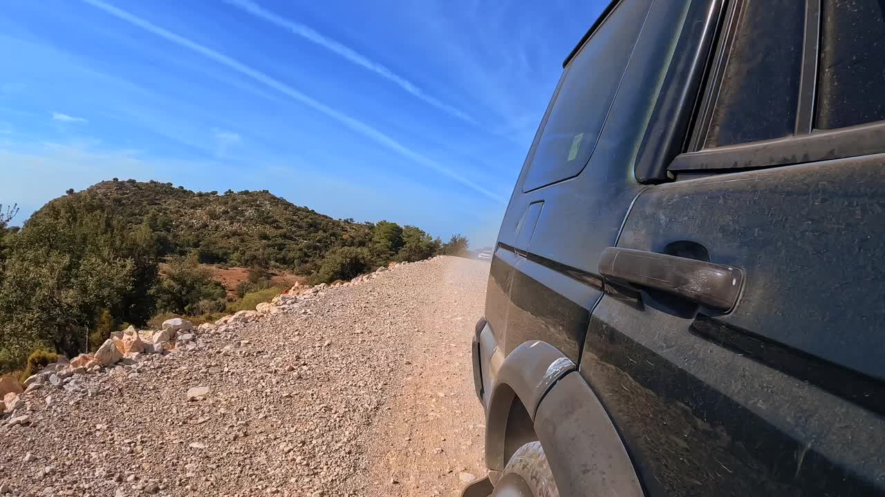 在土耳其的山路上开吉普车越野车。
​视频素材