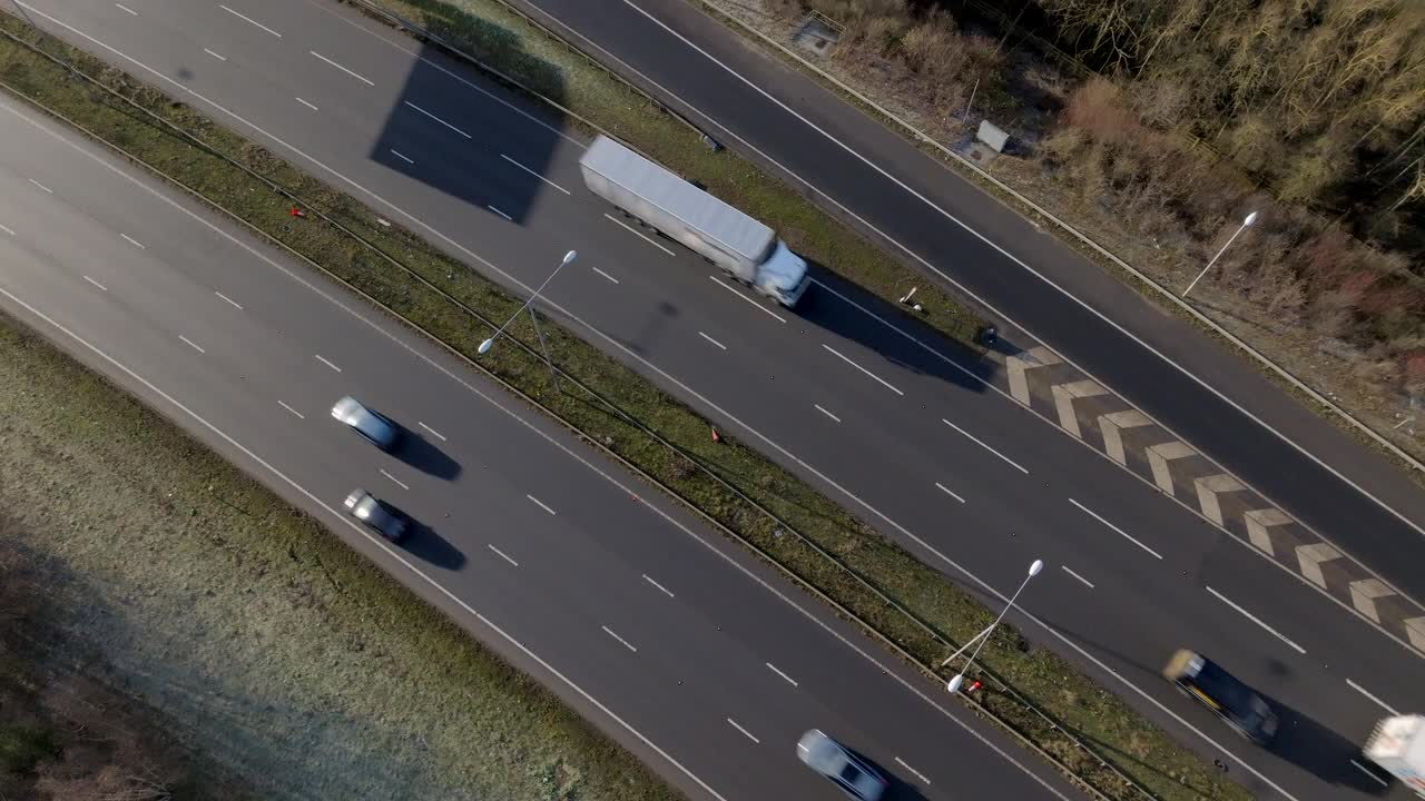 在英国高速公路上行驶的鸟瞰图显示卡车，货车，汽车和车辆视频素材