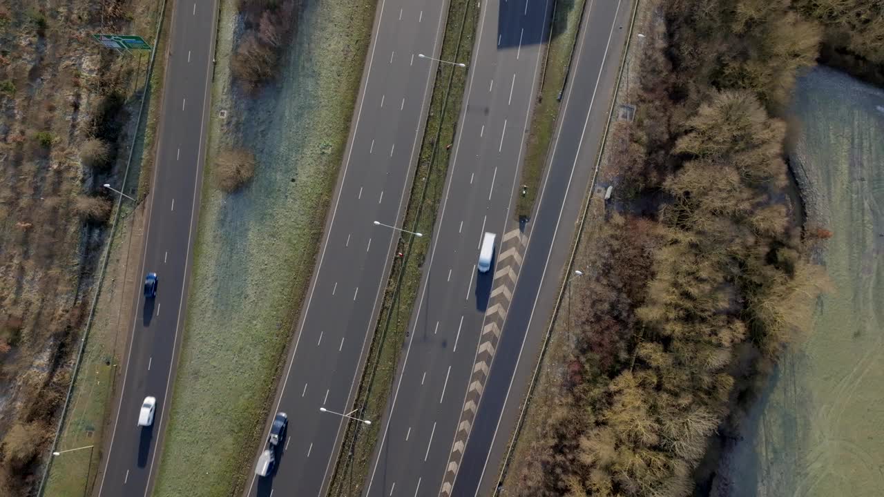 卡车，汽车和车辆行驶在英国高速公路鸟瞰图视频素材