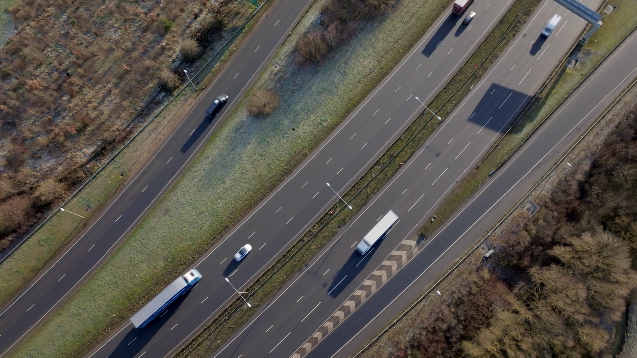 在英国高速公路上行驶的鸟瞰图显示卡车，货车，汽车和车辆视频素材