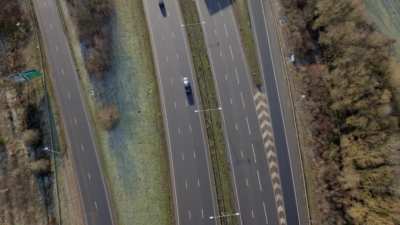 在英国高速公路上行驶的鸟瞰图显示卡车，货车，汽车和车辆视频素材