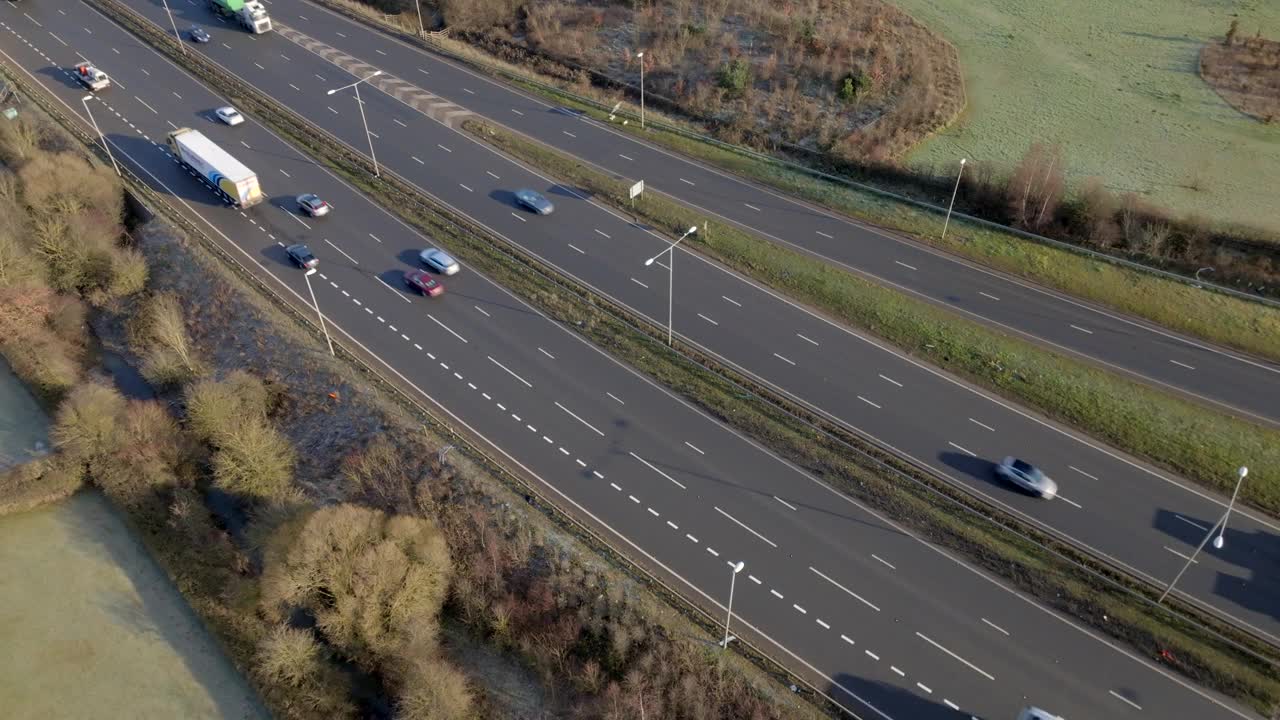 卡车，汽车和车辆行驶在英国高速公路鸟瞰图视频素材