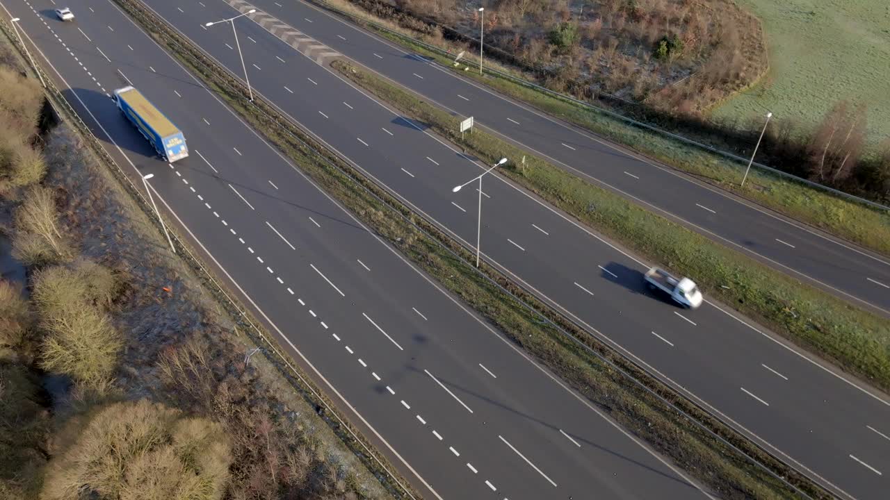 卡车，汽车和车辆行驶在英国高速公路鸟瞰图视频素材