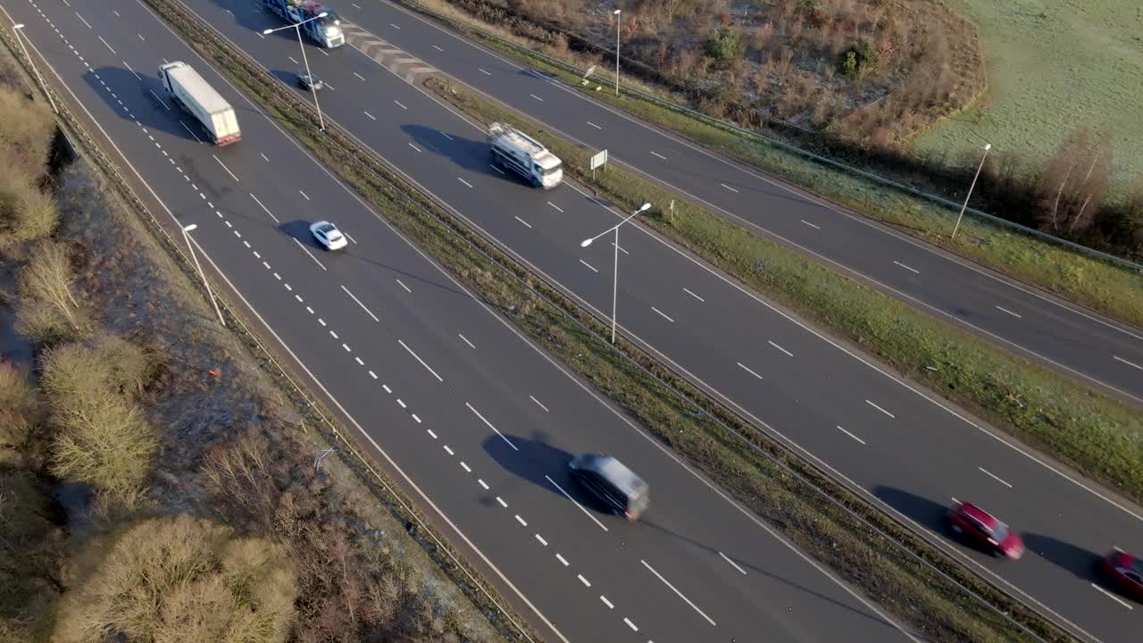 在英国高速公路上行驶的鸟瞰图显示卡车，货车，汽车和车辆视频下载