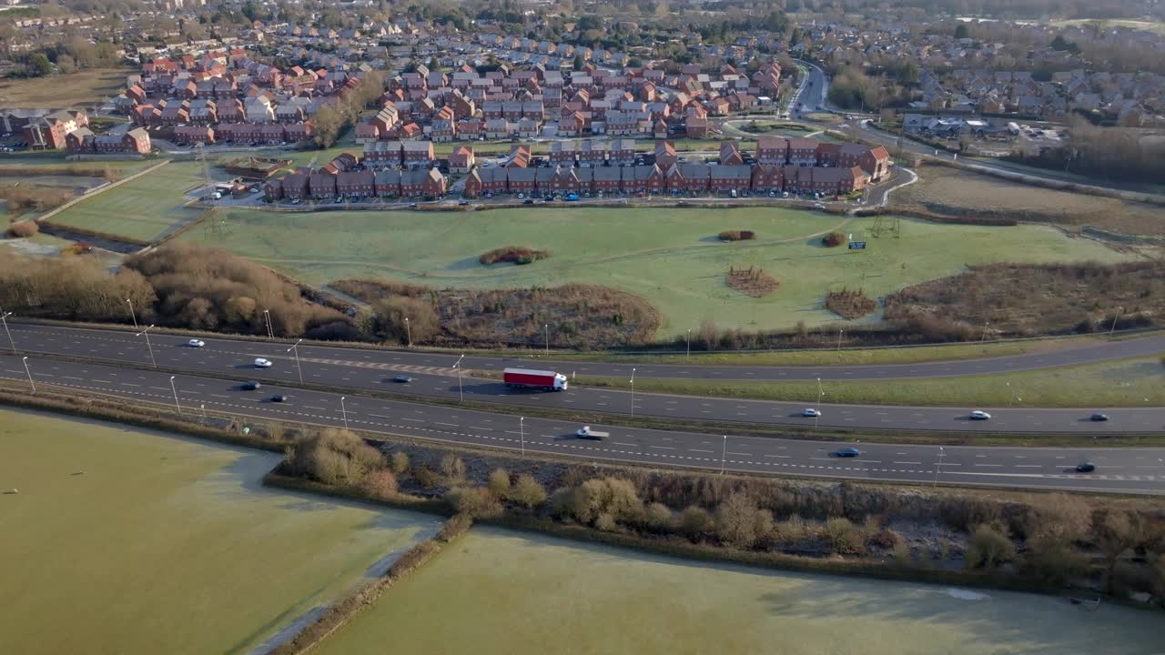 卡车，汽车和车辆行驶在英国高速公路鸟瞰图视频下载