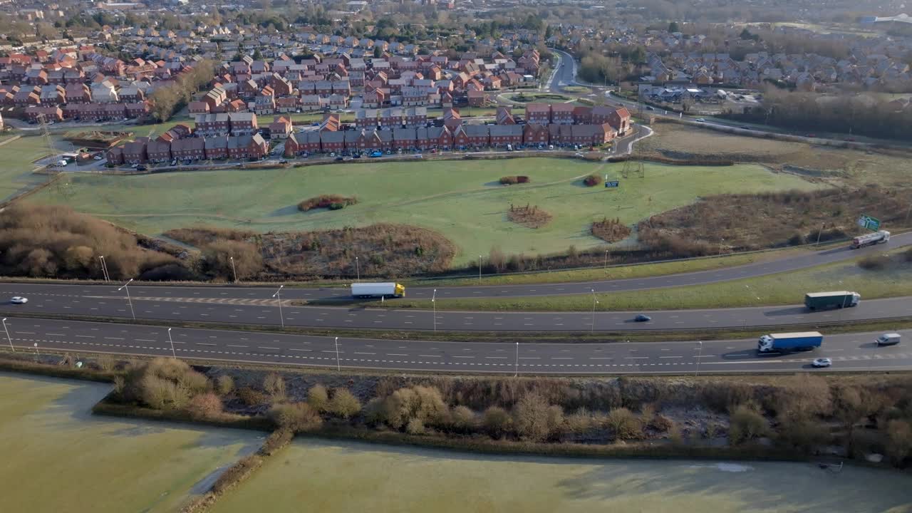 在英国高速公路上行驶的鸟瞰图显示卡车，货车，汽车和车辆视频素材