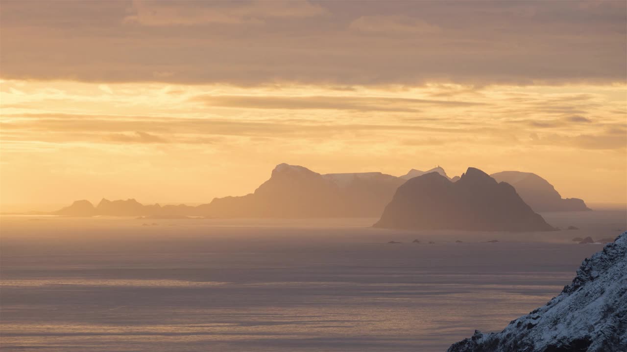 令人难以置信的夕阳在Værøy，罗弗敦群岛，延时视频素材