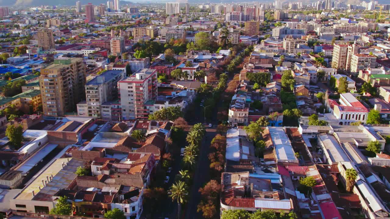 日落时智利圣地亚哥巴西街区的鸟瞰图。棕榈树林立的街道视频素材