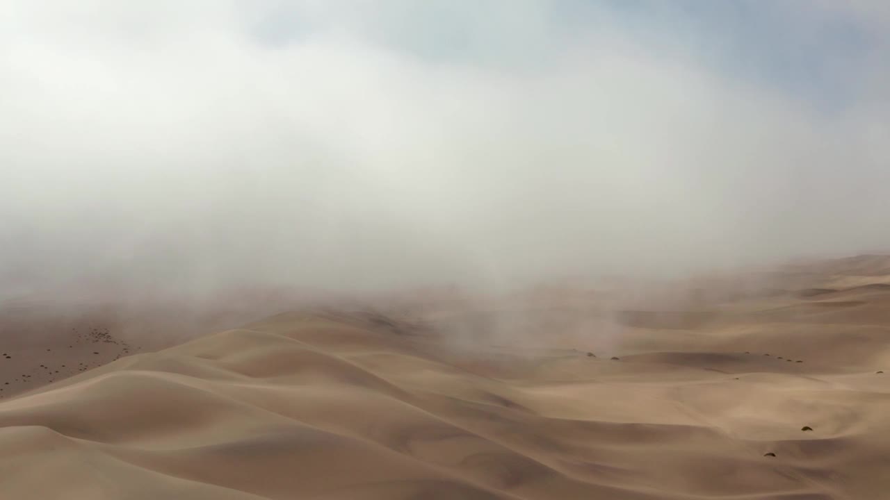 在朦胧的天空下，广阔的纳米布沙漠景观中的沙丘。视频素材