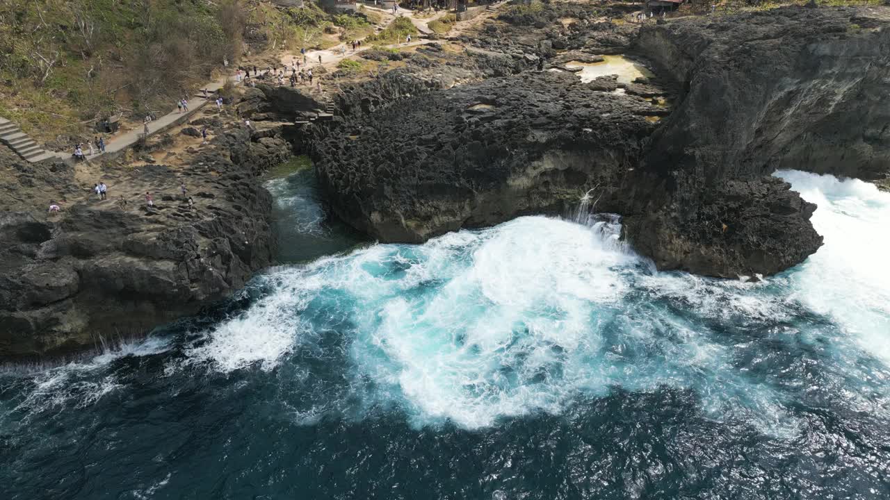 鸟瞰天使Billabong天然潮池，努沙Penida岛，印度尼西亚视频素材