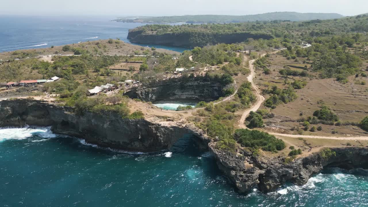 鸟瞰印尼努沙佩尼达岛破碎海滩视频素材