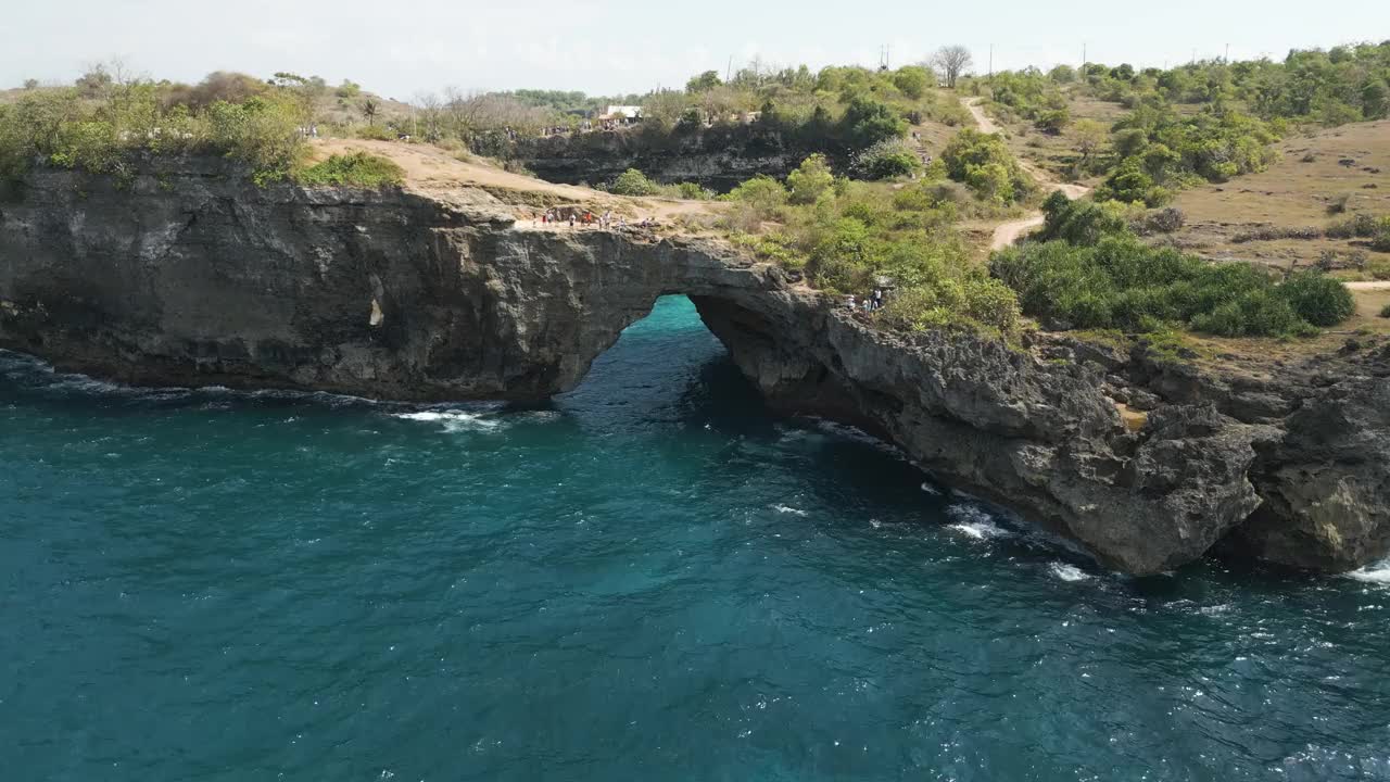 无人机拍摄的印尼努沙佩尼达岛破碎海滩视频素材