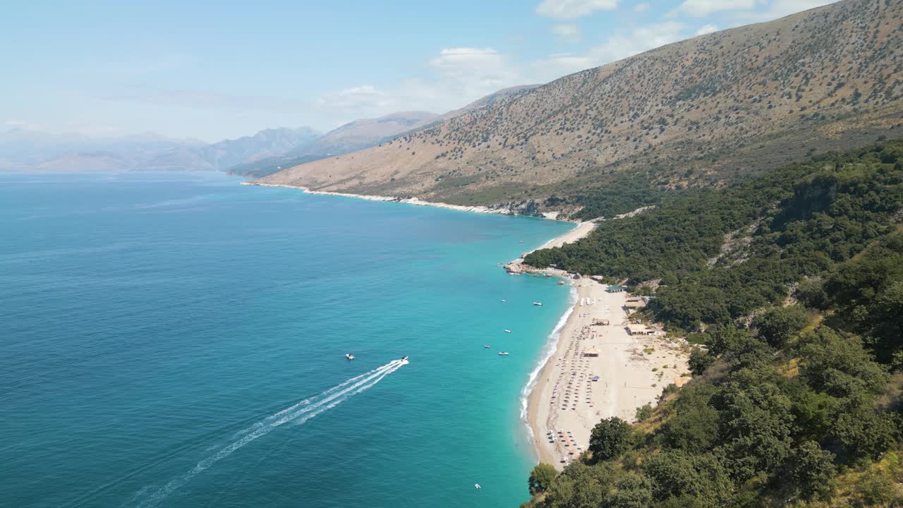 航拍的热带白色沙滩全景，船沿着海岸行驶视频素材