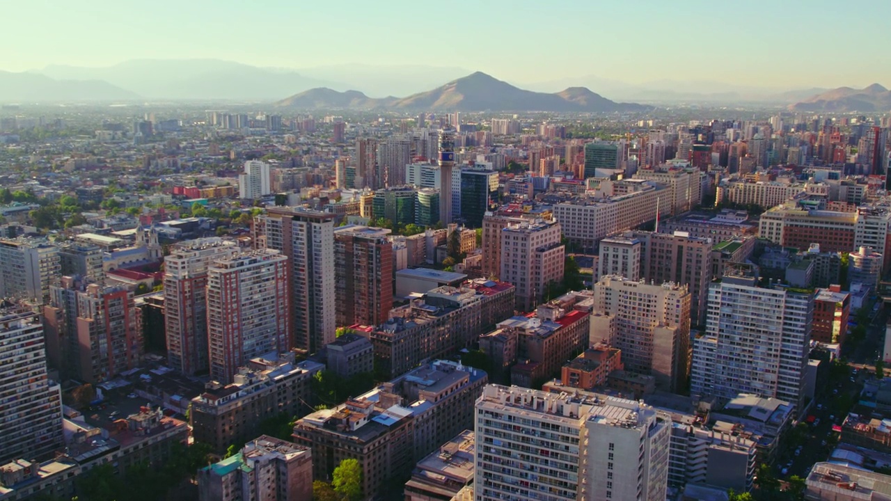 空中全景无人机，圣地亚哥智利城市景观天际线山恩特尔大厦在白天，南美首都视频素材