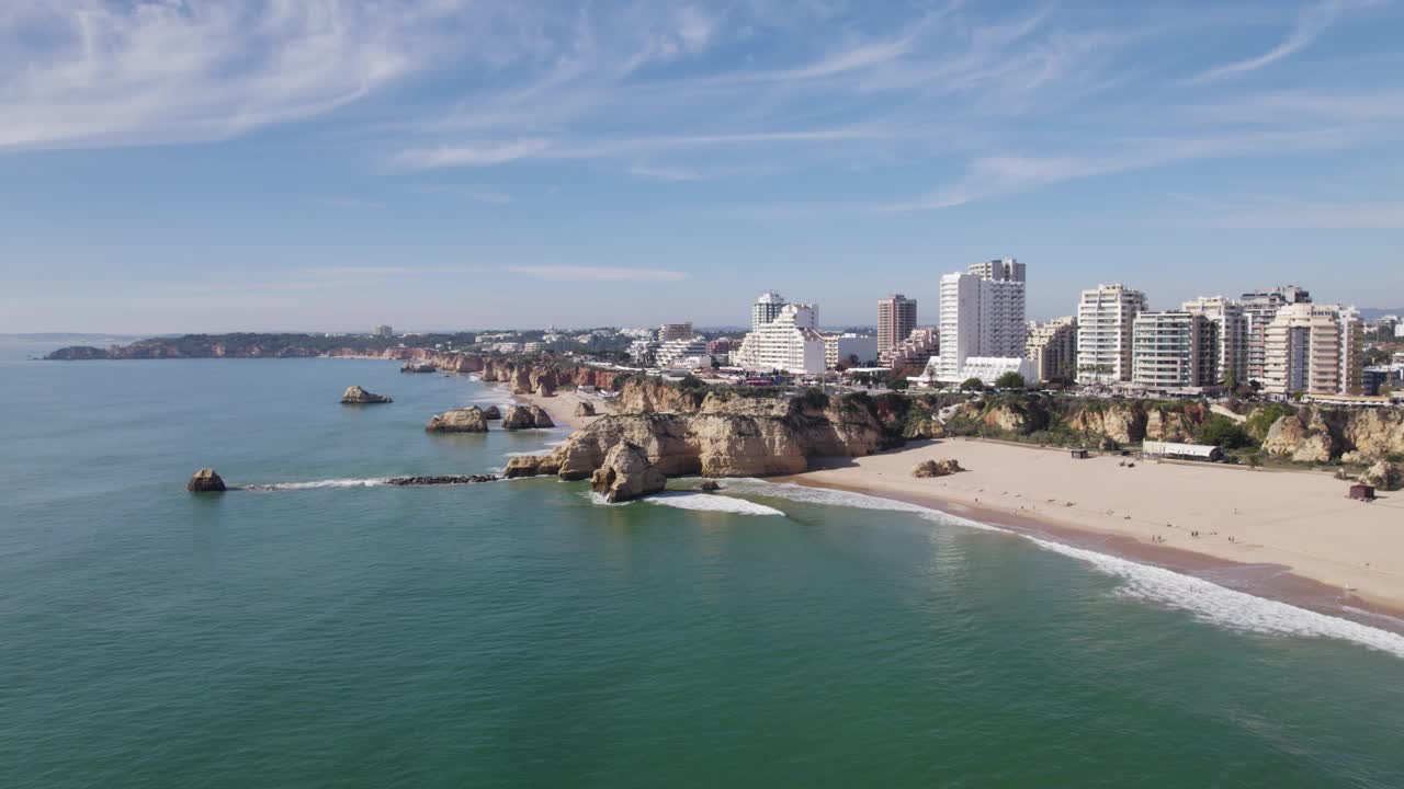 普拉亚达罗查在阿尔加维宁静的海岸线远景，葡萄牙-航空视频素材