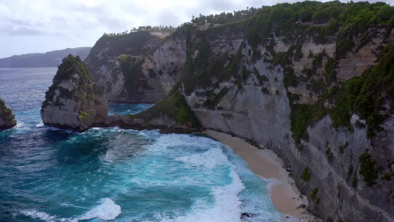 在努沙佩尼达钻石海滩的石灰岩岩层，印度尼西亚-空中无人机拍摄视频素材