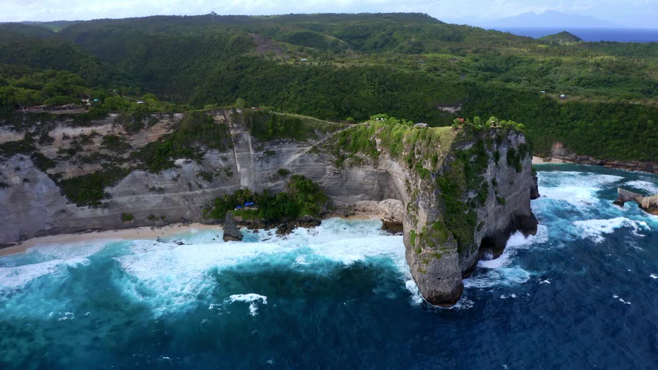 巨大的岩石山脉和泡沫的海浪在钻石海滩，努沙佩尼达群岛，印度尼西亚巴厘岛。无人机航拍视频素材