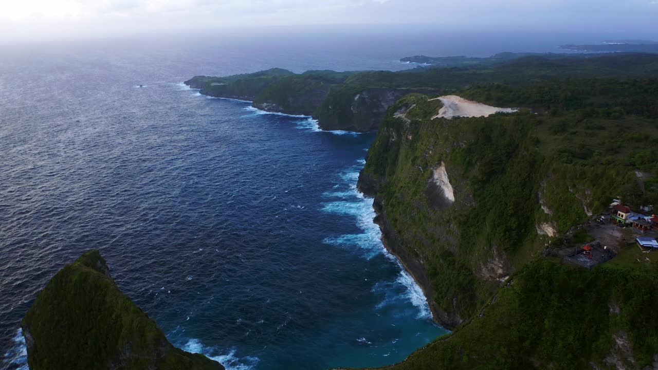 海和岩石在克林金海滩，努沙Penida，巴厘岛，印度尼西亚-空中无人机拍摄视频素材