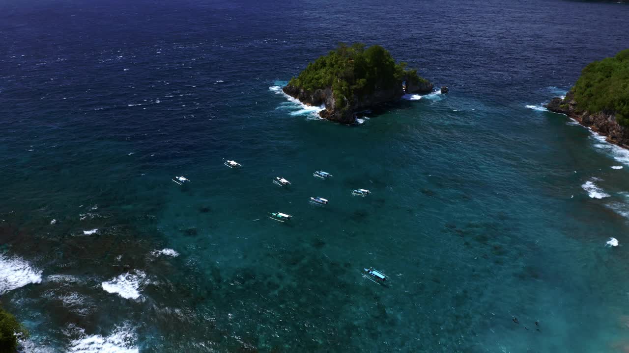 船在绿松石海景的水晶湾海滩在努沙佩尼达，巴厘岛，印度尼西亚-航拍视频素材