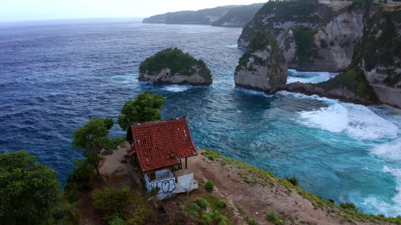 陡峭的悬崖与令人惊叹的海景-钻石海滩在努沙Penida靠近巴厘岛印度尼西亚。无人机航拍视频素材