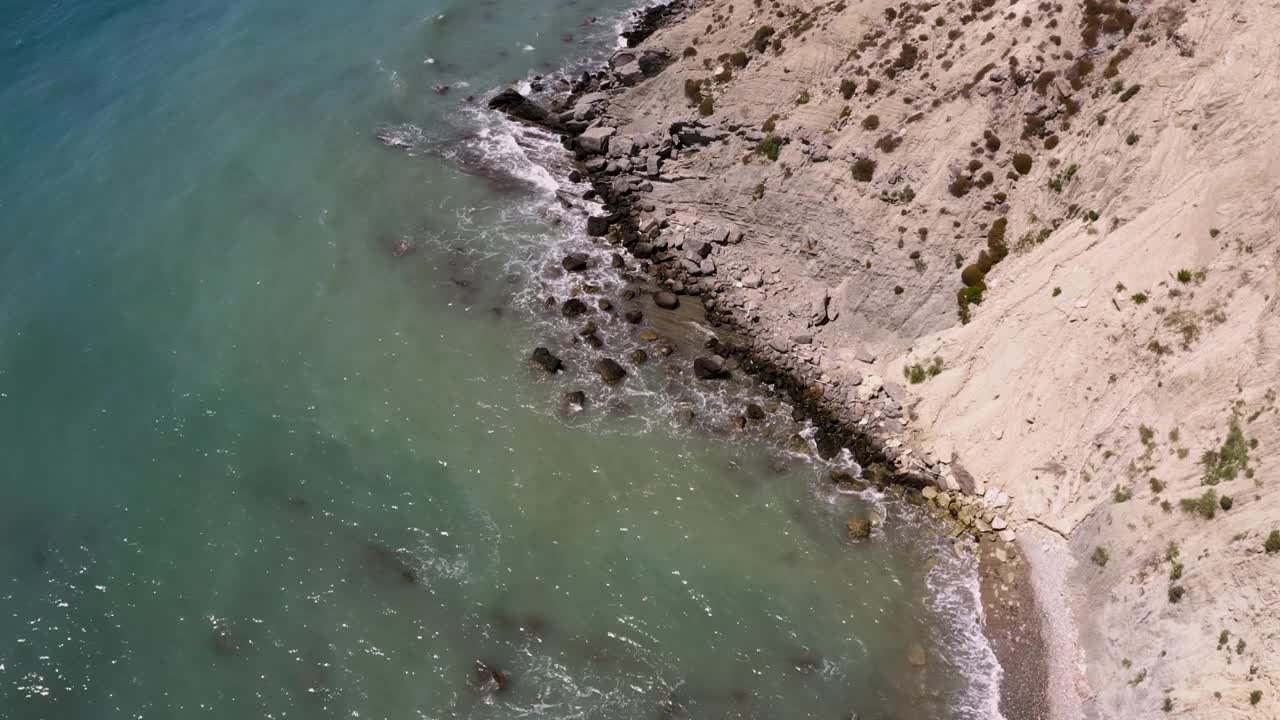 鸟瞰岩石海岸和美丽的大海视频素材