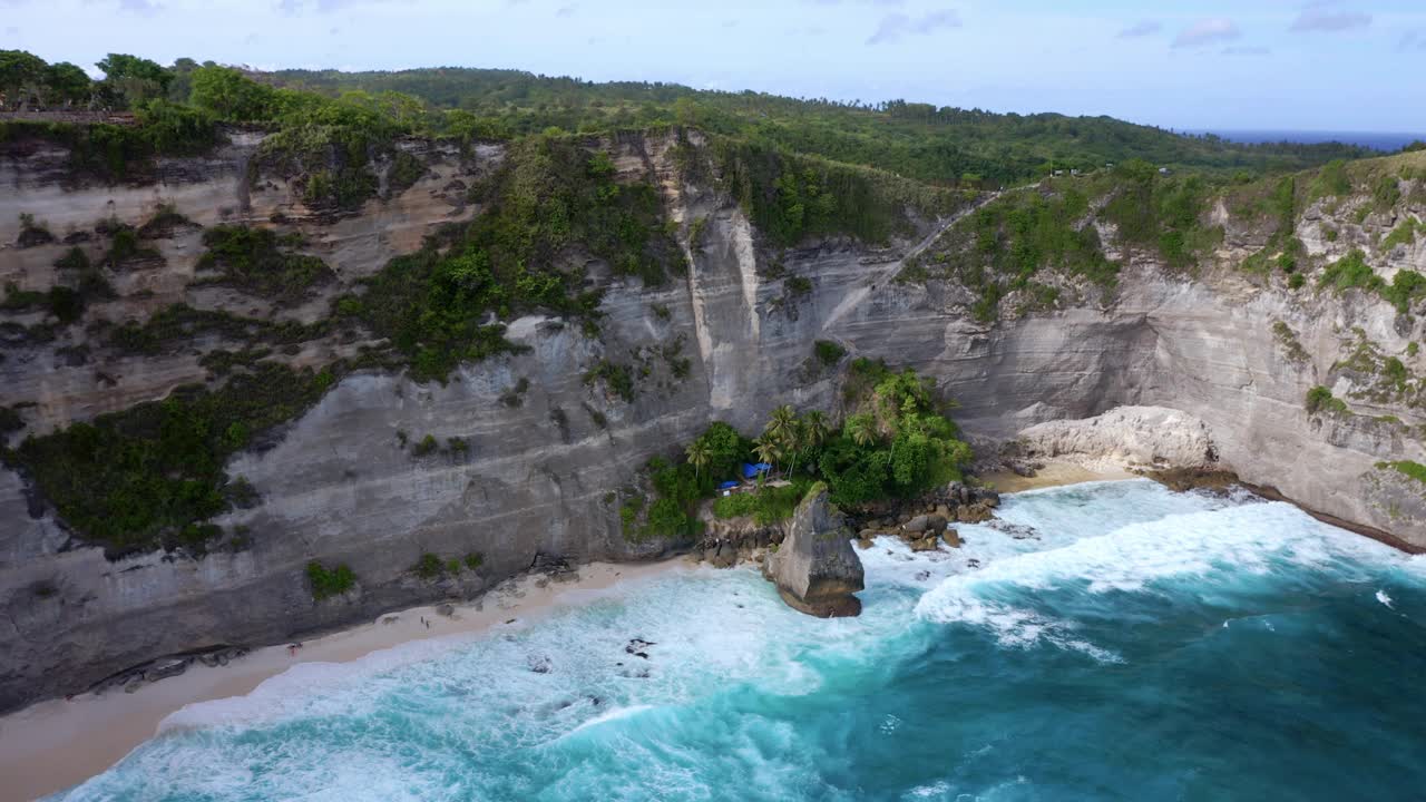 印尼努沙佩尼达钻石海滩的风景——航拍视频素材