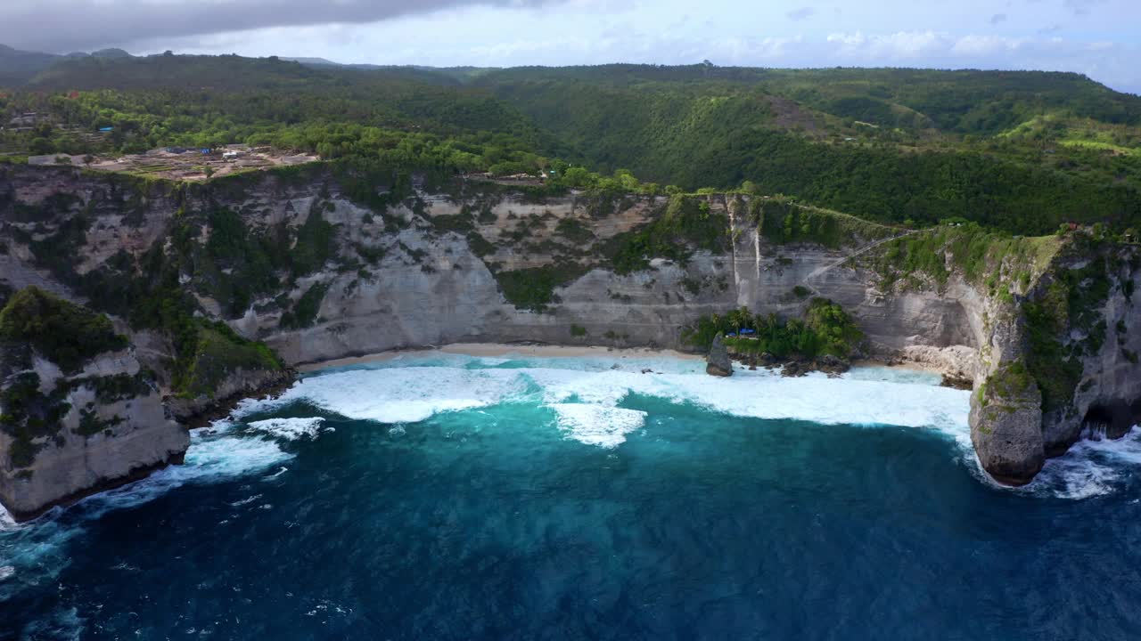 钻石海滩在努沙佩尼达岛附近的巴厘岛，印度尼西亚。航拍广角视频素材