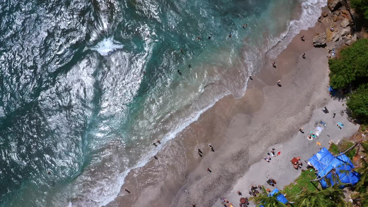 鸟瞰湾海滩在努沙佩尼达，巴厘岛，印度尼西亚-无人机拍摄视频素材