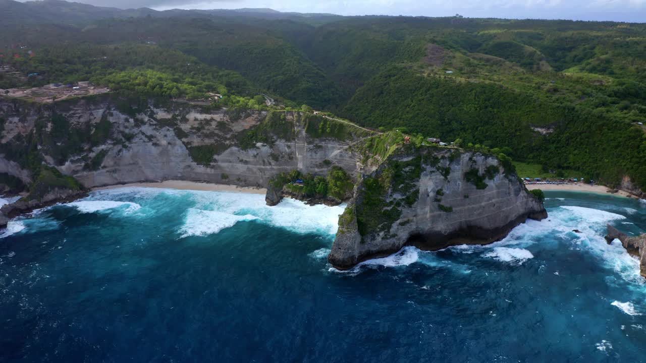 印度尼西亚的钻石海滩和努沙佩尼达岛海岸线——无人机拍摄视频素材