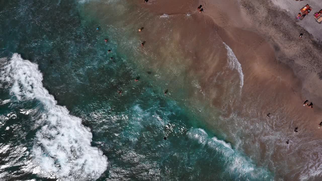 游客在印尼巴厘岛努沙佩尼达的湾海滩——空中俯瞰视频素材