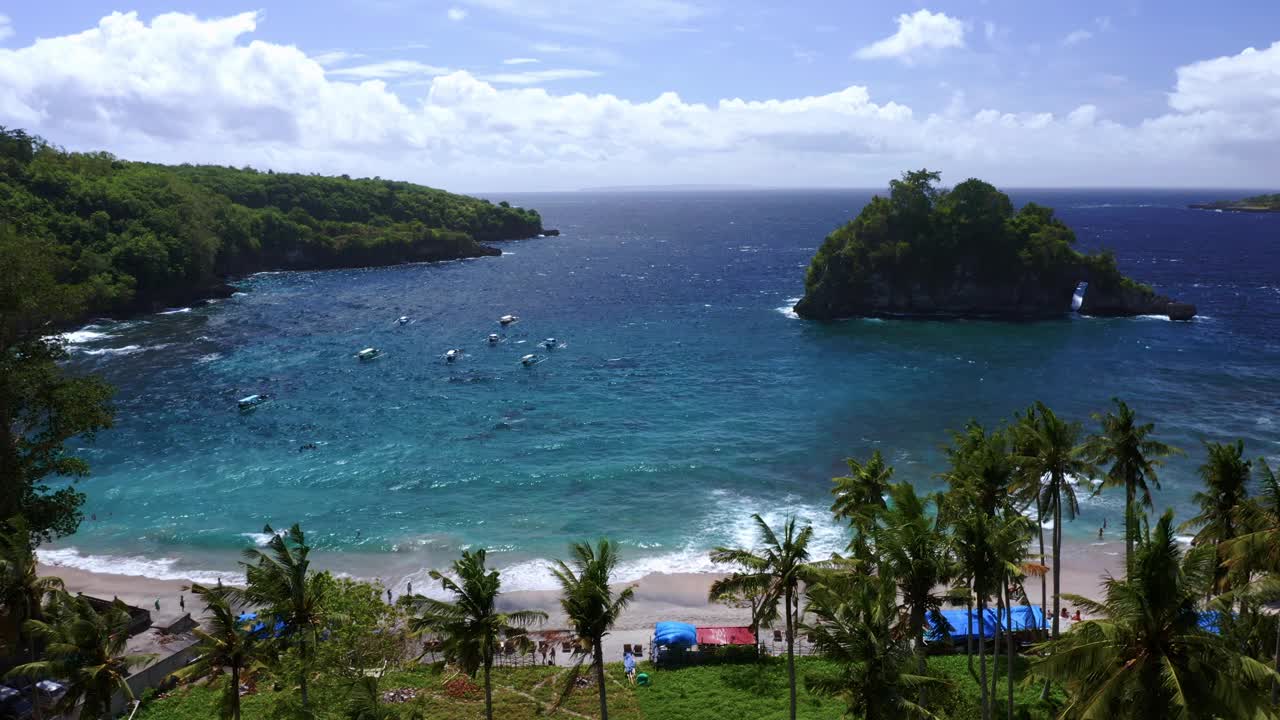 湾海滩在努沙佩尼达岛，巴厘岛，印度尼西亚-空中回调视频素材