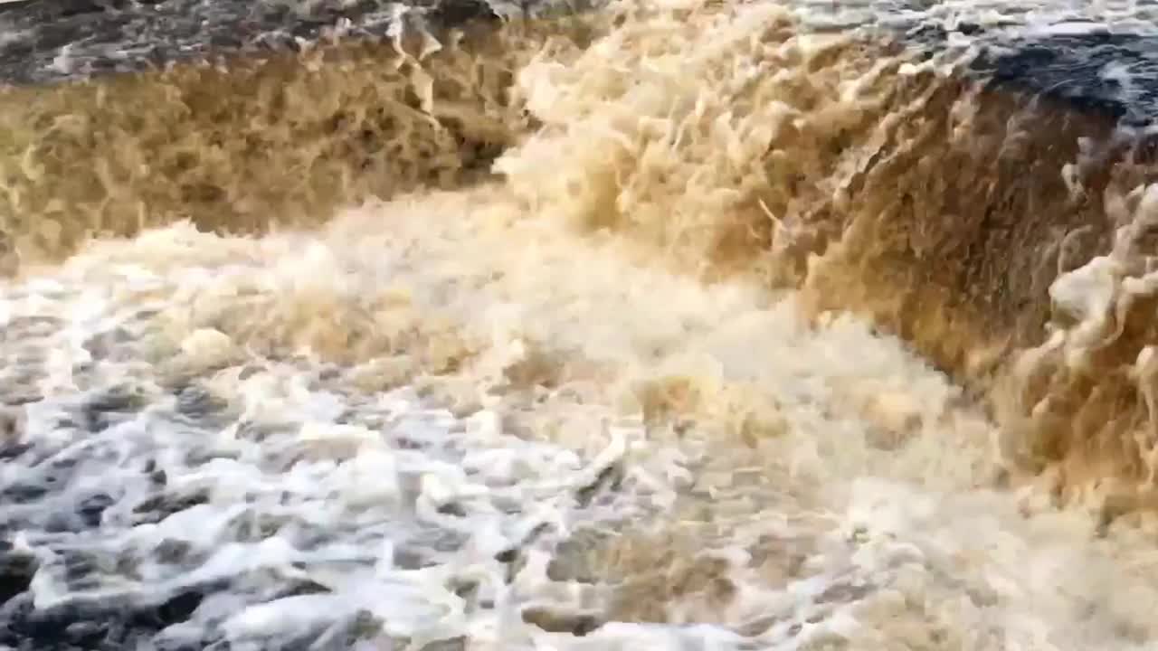 瀑布，山河崩塌成峡谷，断裂，沸腾视频素材