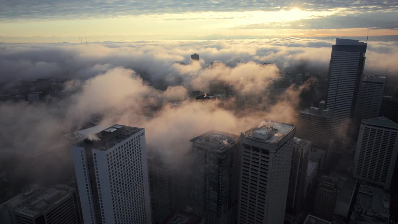 美丽的城市建筑在晨雾鸟瞰图视频素材