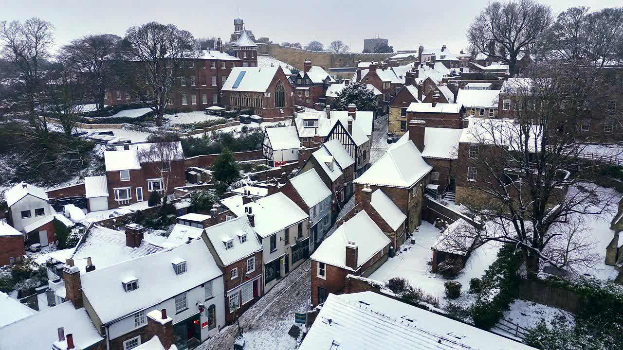 多雪的英国冬季鸟瞰林肯陡峭的山坡视频素材