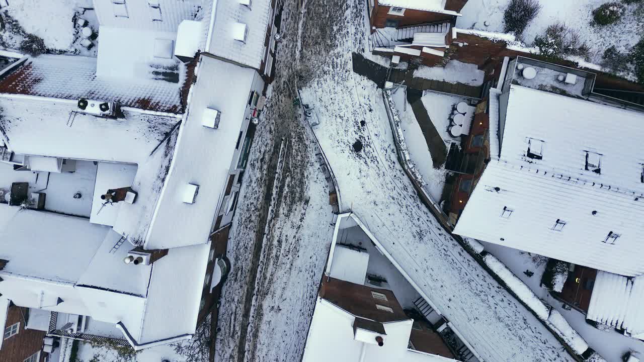 多雪的英国冬季鸟瞰林肯陡峭的山坡视频素材