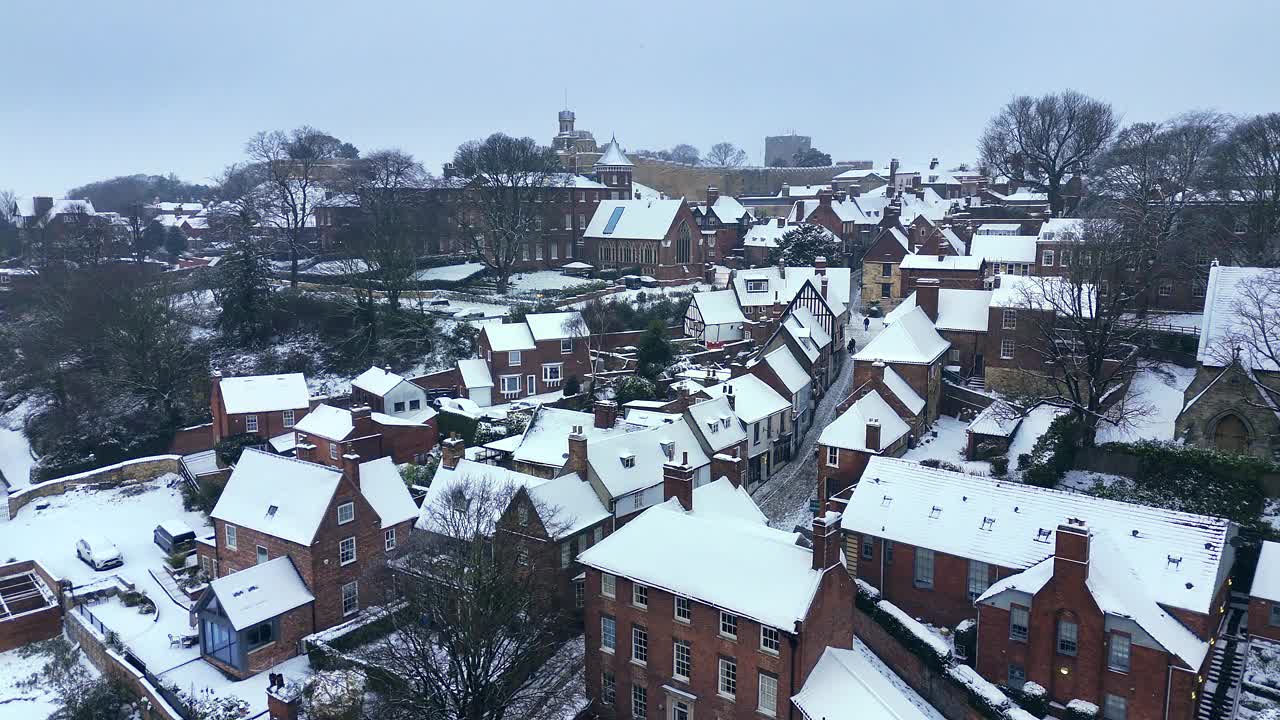 多雪的英国冬季鸟瞰林肯陡峭的山坡视频素材