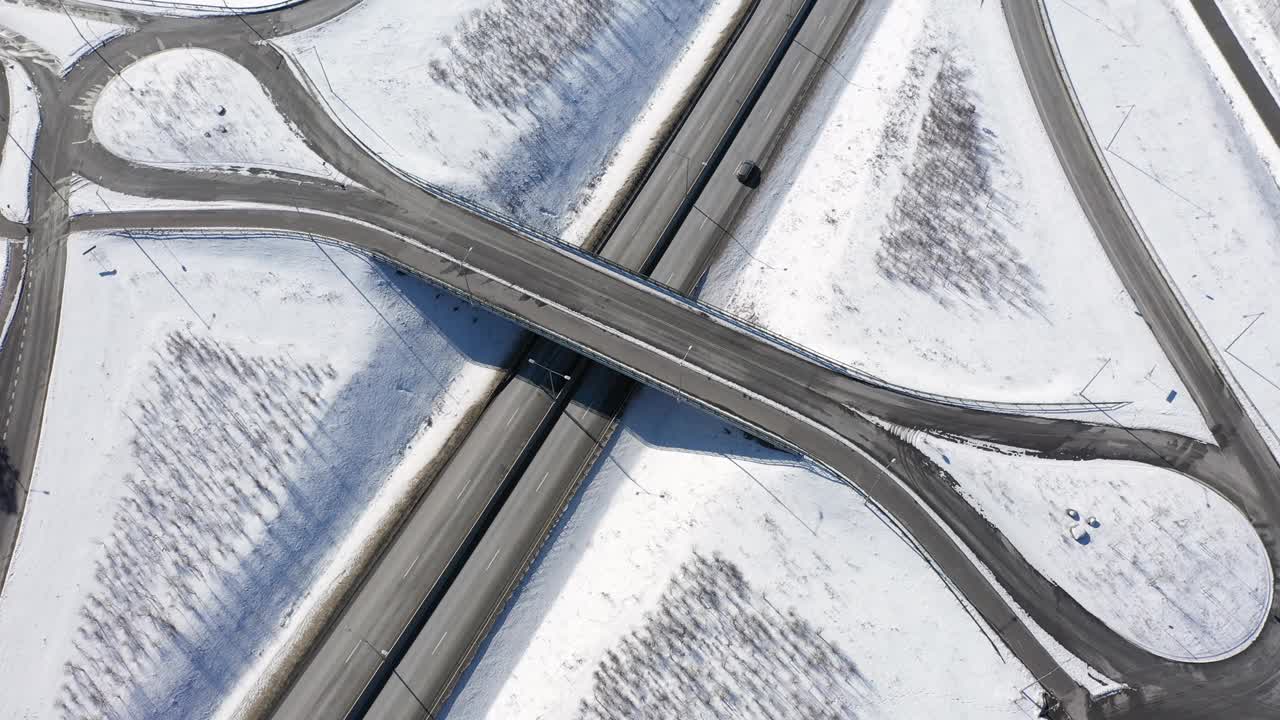 冬季公路鸟瞰图视频素材