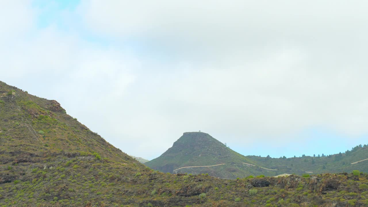 多云天空下特内里费岛火山口状山脉的时间变化视频素材