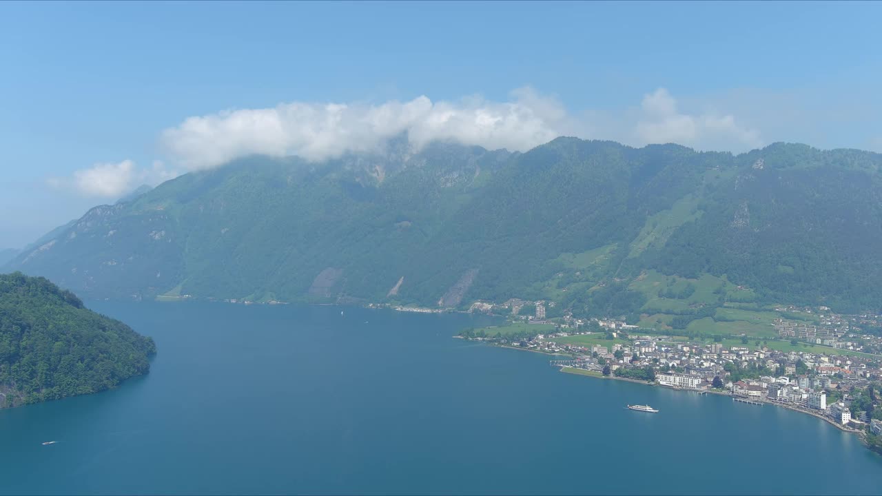 Morschach Flyover:移动在风景秀丽的水谷向阿尔卑斯山山脉，瑞士，欧洲，无人机|缓慢移动向山视频素材