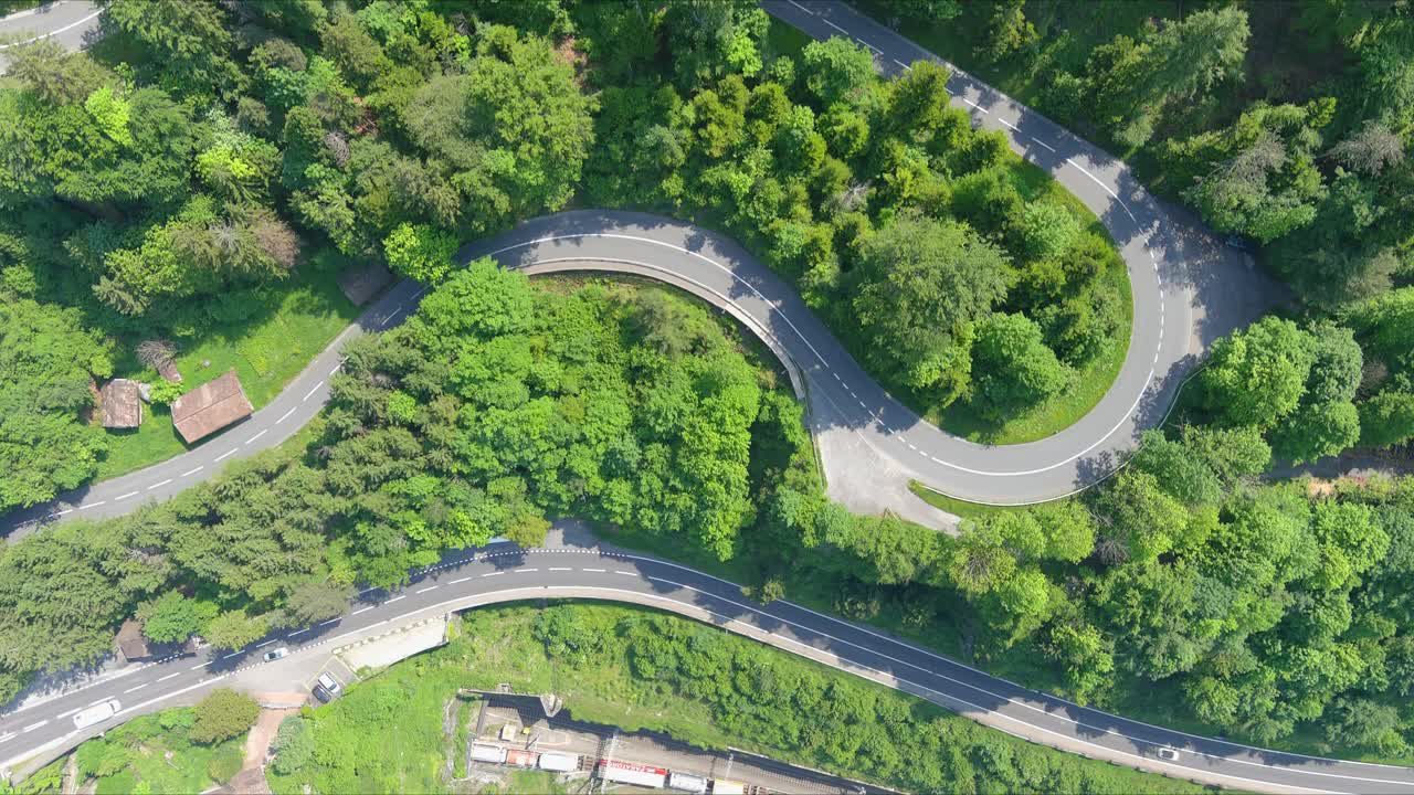 Morschach Flyover:移动在风景秀丽的水谷向阿尔卑斯山山脉，瑞士，欧洲，无人机|自顶向下近距离移动在风景优美的蜿蜒山坡道路视频素材