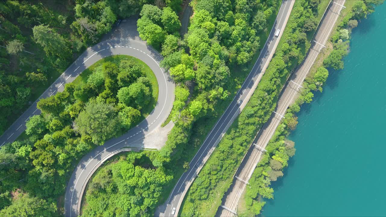 Morschach Flyover:移动在风景秀丽的水谷向阿尔卑斯山山脉，瑞士，欧洲，无人机|自顶向下移动在风景优美的蜿蜒山坡道路视频素材