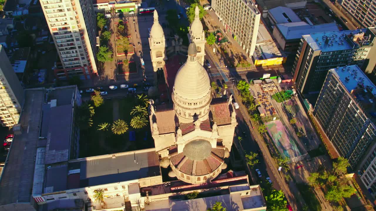 在智利圣地亚哥，高角度天线环绕着阳光明媚的Basílica de los Sacramentinos视频素材