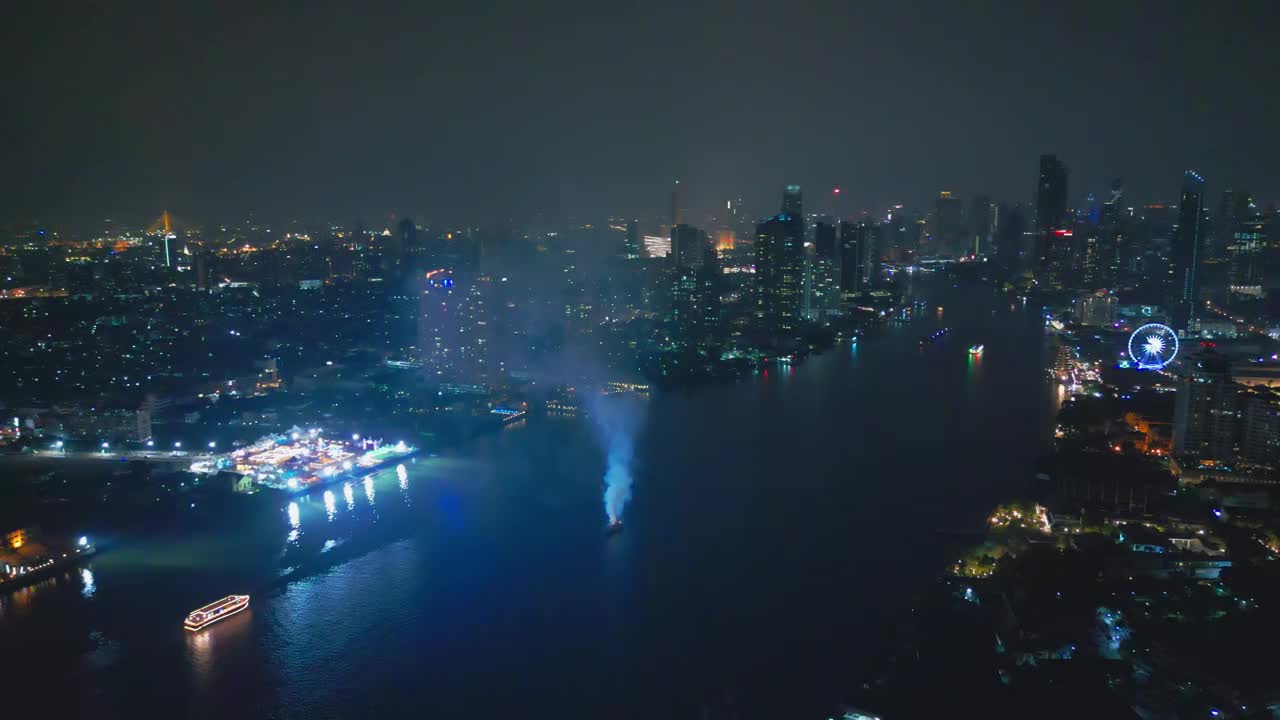 空中无人机的视角多色烟花表演在天空之城。除夕夜。摩天大楼和城市景观庆祝夜晚的灯光视频素材